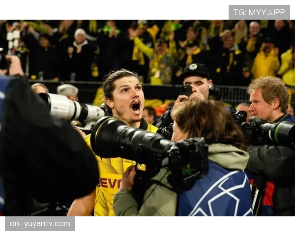 从绝杀到狂欢：多特蒙德球迷赛后聚集广场庆祝晋级。